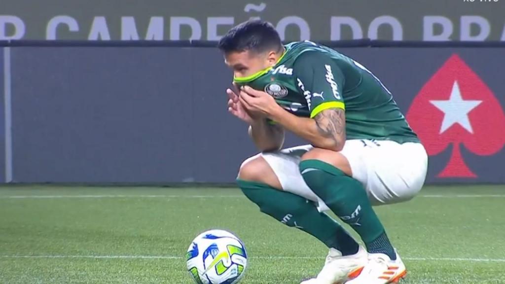 Palmeiras player - Luan - interrupts the game to protect himself from pepper spray